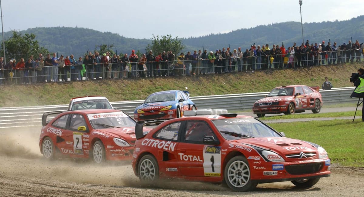 В Rallycross Track Racing раллийные автомобили катятся как по маслу